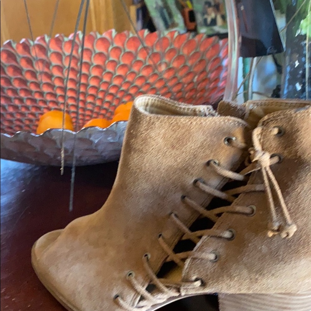 Shoes - Picture 2 of 9